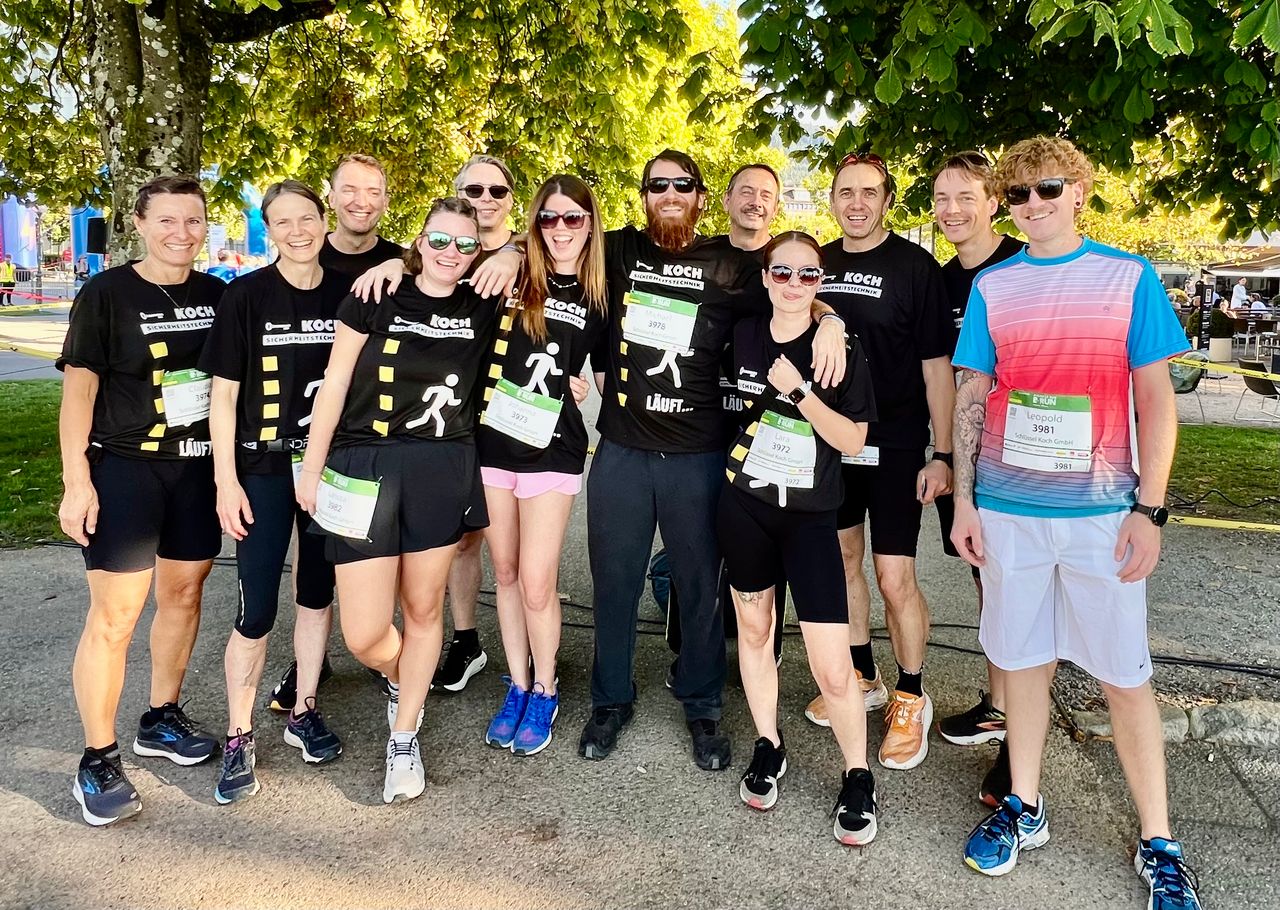 Team der Schlüssel Koch GmbH vor dem Gebäude von ASSA ABLOY Schweiz
